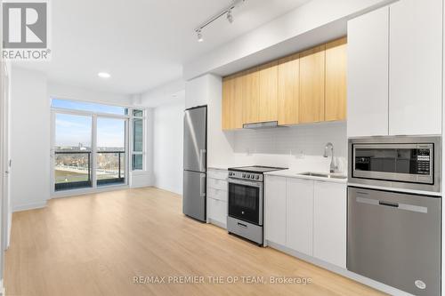 909 - 30 Upper Mall Way, Vaughan, ON - Indoor Photo Showing Kitchen