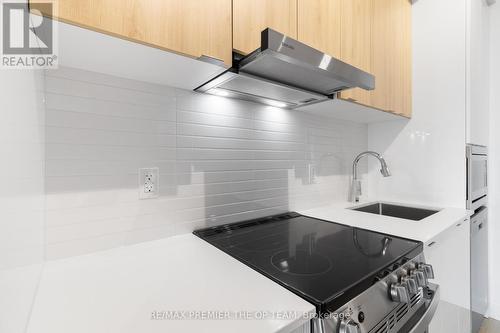 909 - 30 Upper Mall Way, Vaughan, ON - Indoor Photo Showing Kitchen