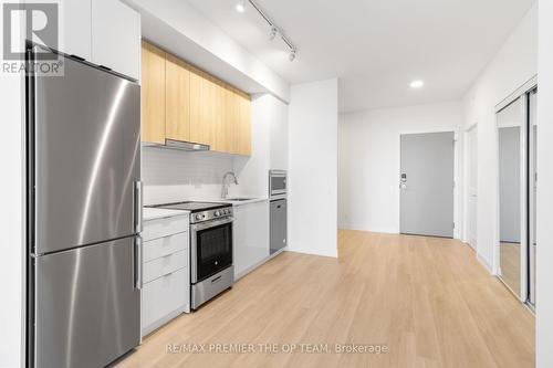 909 - 30 Upper Mall Way, Vaughan, ON - Indoor Photo Showing Kitchen