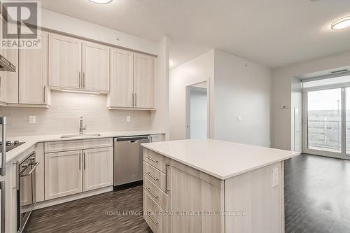 602 - 2081 Fairview Street, Burlington, ON - Indoor Photo Showing Kitchen With Upgraded Kitchen