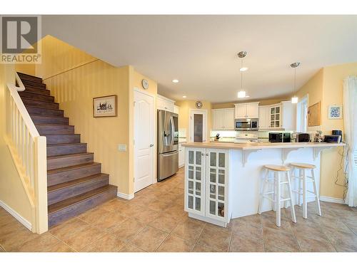 Sit-up breakfast bar - 620 Arrowleaf Lane, Kelowna, BC - Indoor Photo Showing Kitchen