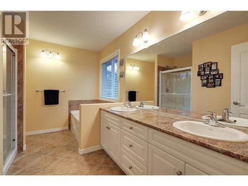 5-piece ensuite with dual sinks & walk-in shower - 620 Arrowleaf Lane, Kelowna, BC - Indoor Photo Showing Bathroom