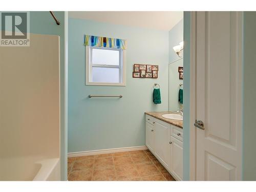 4-piece bathroom with shower/tub combo - 620 Arrowleaf Lane, Kelowna, BC - Indoor Photo Showing Bathroom