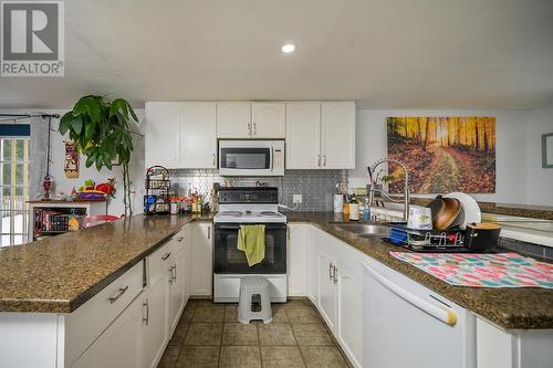 147 5130 North Nech Road, Prince George, BC - Indoor Photo Showing Kitchen With Double Sink