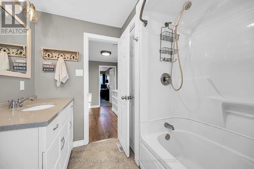 2398 Maryvale Court, Burlington, ON - Indoor Photo Showing Bathroom