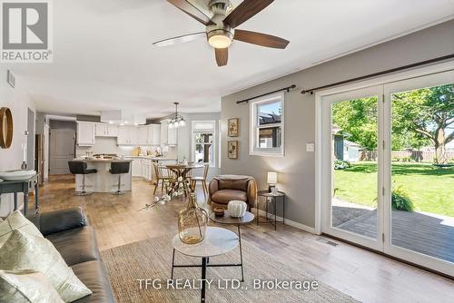 40 1/2 Riverview Road, Kawartha Lakes (Lindsay), ON - Indoor Photo Showing Living Room