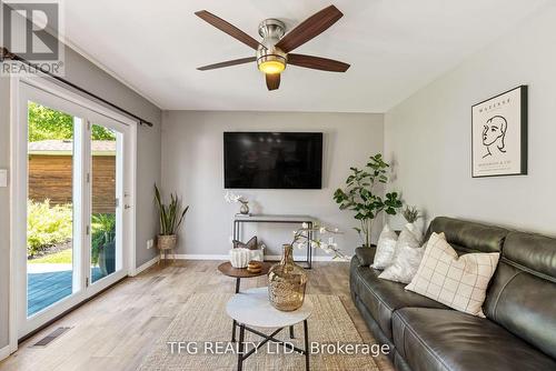 40 1/2 Riverview Road, Kawartha Lakes (Lindsay), ON - Indoor Photo Showing Living Room