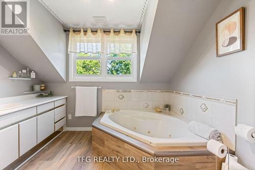 40 1/2 Riverview Road, Kawartha Lakes (Lindsay), ON - Indoor Photo Showing Bathroom