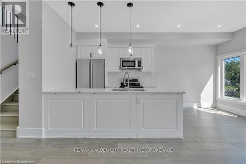 86 Beland Avenue N, Hamilton (Mcquesten), ON - Indoor Photo Showing Kitchen