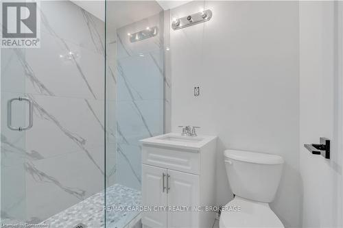 86 Beland Avenue N, Hamilton (Mcquesten), ON - Indoor Photo Showing Bathroom