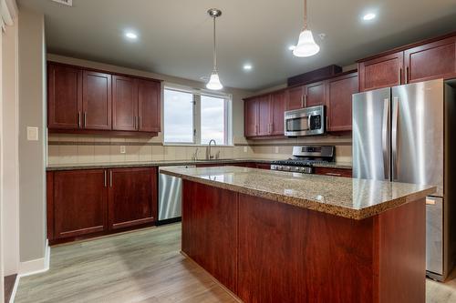 708-1160 Bernard Avenue, Kelowna, BC - Indoor Photo Showing Kitchen