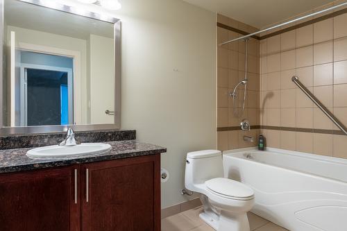 708-1160 Bernard Avenue, Kelowna, BC - Indoor Photo Showing Bathroom