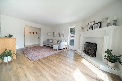 805 31St Avenue, Cranbrook, BC - Indoor Photo Showing Living Room With Fireplace