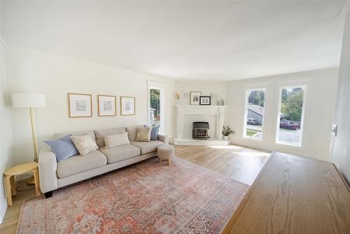 805 31St Avenue, Cranbrook, BC - Indoor Photo Showing Living Room With Fireplace