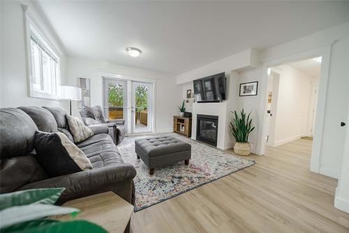 805 31St Avenue, Cranbrook, BC - Indoor Photo Showing Living Room With Fireplace