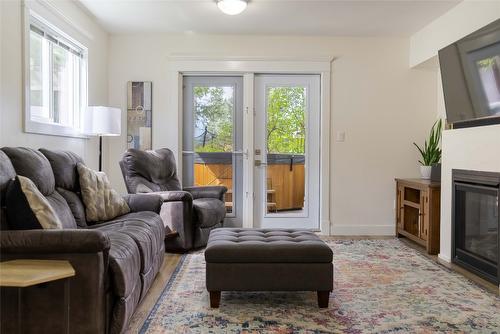 805 31St Avenue, Cranbrook, BC - Indoor Photo Showing Living Room With Fireplace