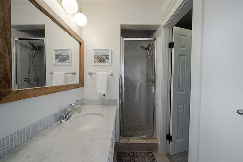 805 31St Avenue, Cranbrook, BC - Indoor Photo Showing Bathroom