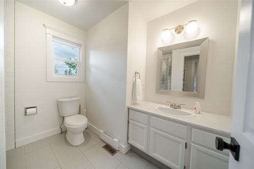 805 31St Avenue, Cranbrook, BC - Indoor Photo Showing Bathroom