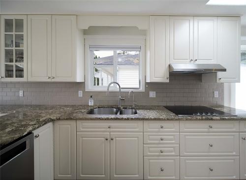 805 31St Avenue, Cranbrook, BC - Indoor Photo Showing Kitchen With Double Sink