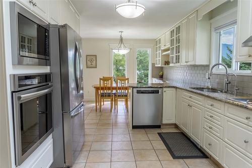 805 31St Avenue, Cranbrook, BC - Indoor Photo Showing Kitchen With Upgraded Kitchen