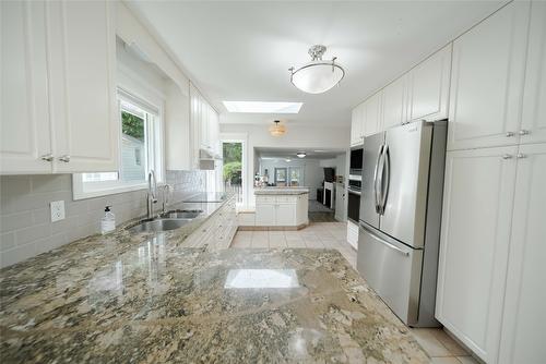 805 31St Avenue, Cranbrook, BC - Indoor Photo Showing Kitchen With Double Sink