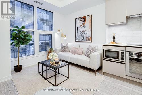 308 - 55 Mercer Street, Toronto, ON - Indoor Photo Showing Living Room