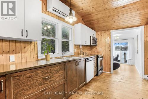 2824 Barts Lane, Ottawa, ON - Indoor Photo Showing Kitchen With Double Sink