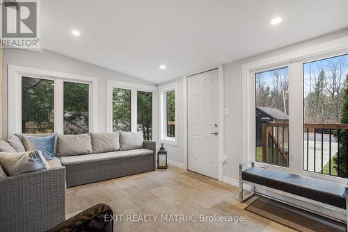 2824 Barts Lane, Ottawa, ON - Indoor Photo Showing Living Room