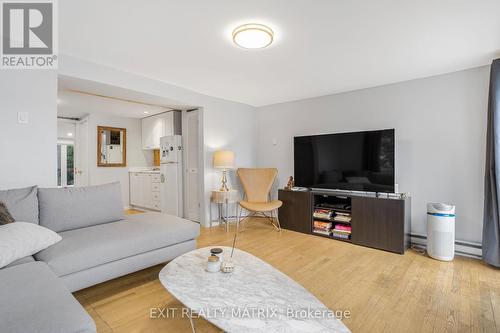 2824 Barts Lane, Ottawa, ON - Indoor Photo Showing Living Room