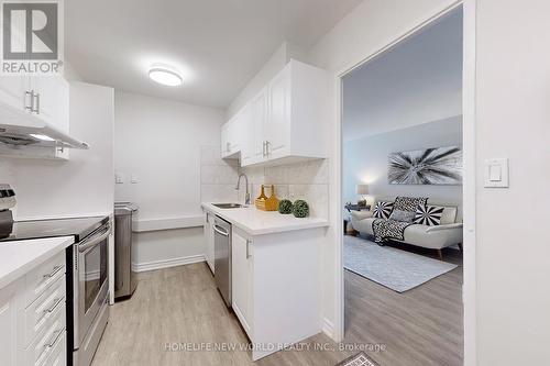 2004 - 3 Massey Square, Toronto, ON - Indoor Photo Showing Kitchen