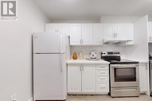 2004 - 3 Massey Square, Toronto, ON - Indoor Photo Showing Kitchen