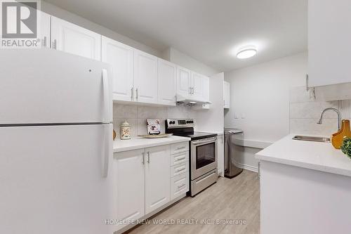 2004 - 3 Massey Square, Toronto, ON - Indoor Photo Showing Kitchen