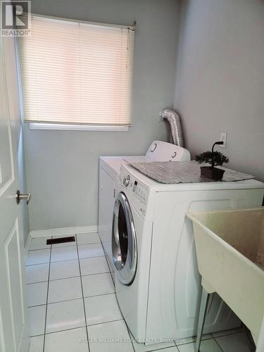 90 Peace Valley Crescent N, Brampton, ON - Indoor Photo Showing Laundry Room