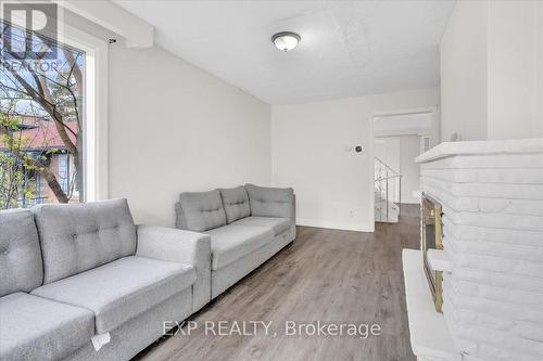 208 Lake Promenade, Toronto, ON - Indoor Photo Showing Living Room