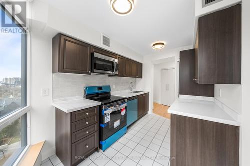 1605 - 1055 Bay Street, Toronto, ON - Indoor Photo Showing Kitchen