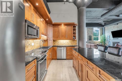 206 211 D Avenue N, Saskatoon, SK - Indoor Photo Showing Kitchen With Stainless Steel Kitchen With Upgraded Kitchen