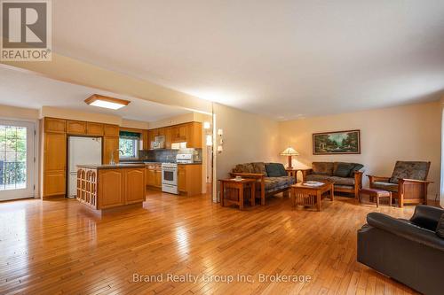 109 Alexandria St Street, Georgian Bluffs, ON - Indoor Photo Showing Living Room