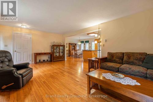 109 Alexandria St Street, Georgian Bluffs, ON - Indoor Photo Showing Living Room