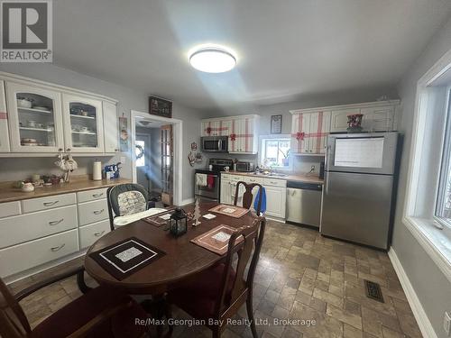 6409 Line 9 N, Oro-Medonte, ON - Indoor Photo Showing Kitchen