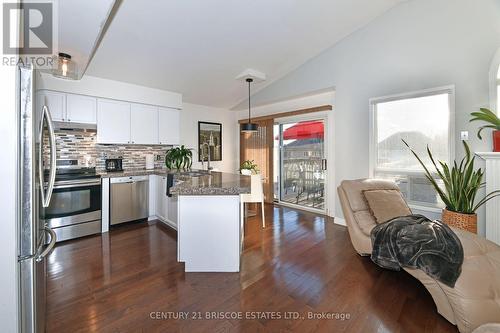 30 Foundry Lane, Whitby, ON - Indoor Photo Showing Kitchen With Upgraded Kitchen