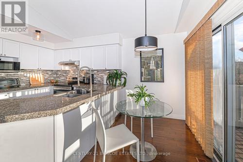 30 Foundry Lane, Whitby, ON - Indoor Photo Showing Kitchen With Double Sink