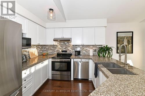 30 Foundry Lane, Whitby, ON - Indoor Photo Showing Kitchen With Double Sink With Upgraded Kitchen