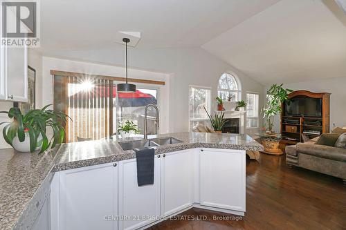 30 Foundry Lane, Whitby, ON - Indoor Photo Showing Kitchen With Upgraded Kitchen