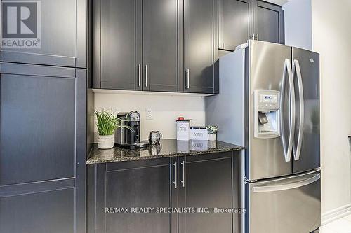 39 Adventura Road, Brampton, ON - Indoor Photo Showing Kitchen