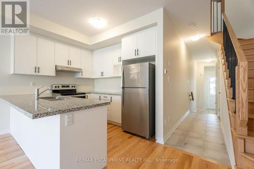 1405 Oakmont Common, Burlington, ON - Indoor Photo Showing Kitchen With Double Sink With Upgraded Kitchen