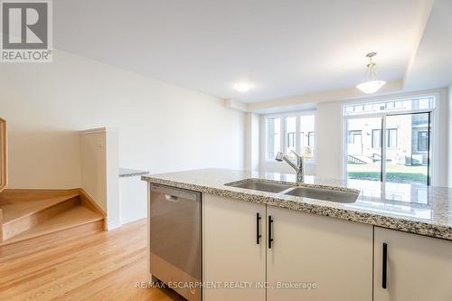 1405 Oakmont Common, Burlington, ON - Indoor Photo Showing Kitchen With Double Sink