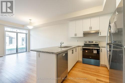 1405 Oakmont Common, Burlington, ON - Indoor Photo Showing Kitchen With Double Sink