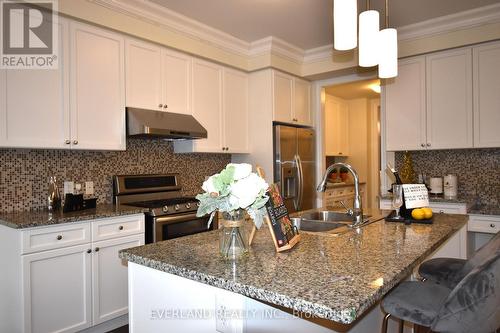 148 Rothbury Road, Richmond Hill, ON - Indoor Photo Showing Kitchen With Double Sink With Upgraded Kitchen