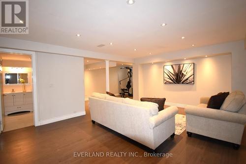 148 Rothbury Road, Richmond Hill, ON - Indoor Photo Showing Living Room