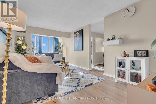 1701 - 145 Hillcrest Avenue, Mississauga, ON - Indoor Photo Showing Living Room